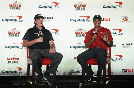 Phil Mickelson (vlevo) a Tiger Woods na tiskové konferenci k podniku zvanému...