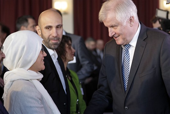 Ministr vnitra Horst Seehofer se zdraví s úastnicí konference o islámu v...