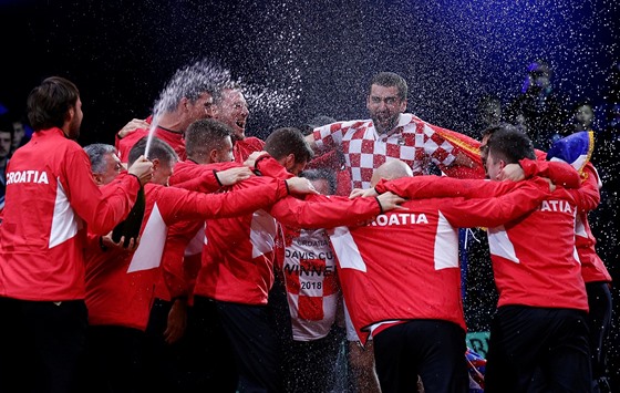Chorvatský tým oslavuje vítzství v Davis cupu nad Francií.