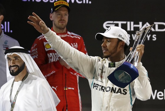 Lewis Hamilton z Mercedesu oslavuje své vítzství ve Velké cen Abú Zabí.