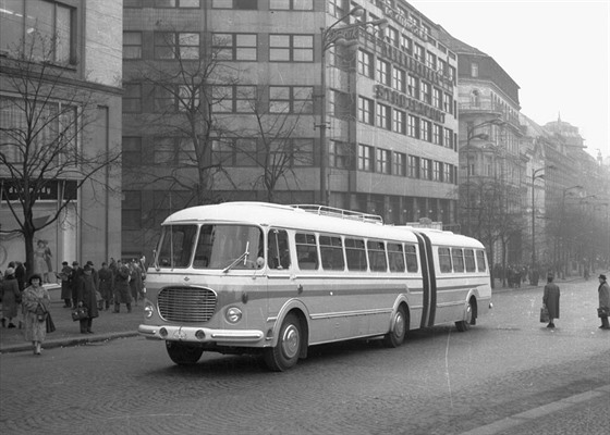 Prototyp kloubového autobusu Škoda 706 RTO-K projíždí po Václavském náměstí...