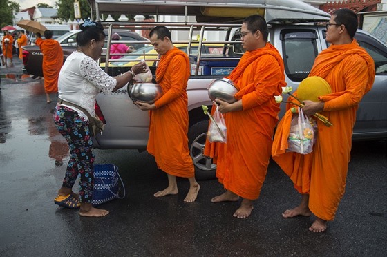 Vnování jídla mnichm je v Thajsku povaováno za píslib tstí.