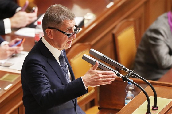 Premiér Andrej Babi hovoí na jednání Poslanecké snmovny o nedve vlád...