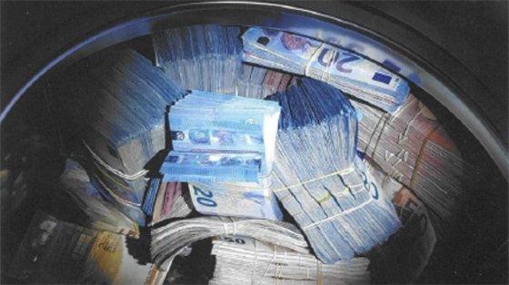 Nizozemtí policisté vyetují pípad praní pinavých penz, 350 tisíc eur nali v bubnu praky. (22. listopadu 2018)
