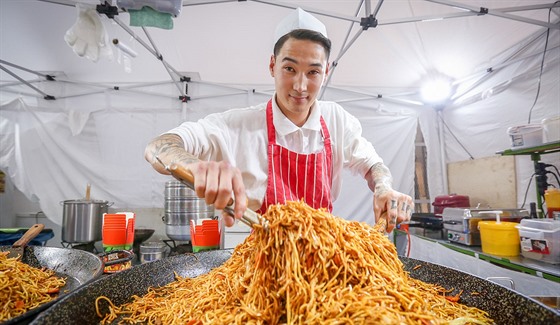 Na budjovickém výstaviti se koná Gastrofest, lidé tam mohou ochutnat dobroty...