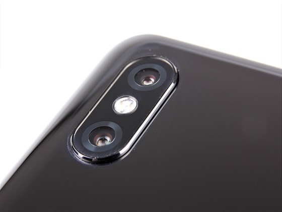 Model Mi MIX 3 má zatím jen dva 12MPix snímae, jeho nástupce bude mít tyikrát vyí rozliení.