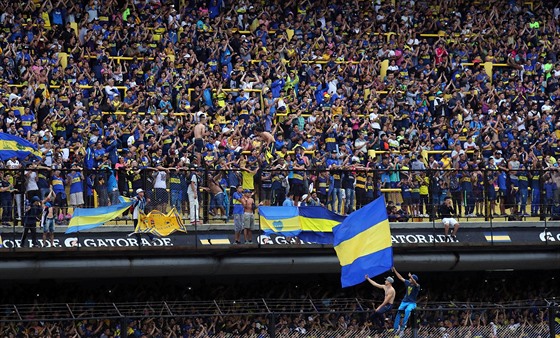 Fanouci Bocy Juniors bhem oteveného tréninku na stadionu La Bombonera ped...