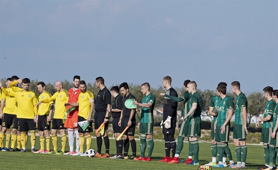 Fotografie z utkání Karviná (ve lutém)- Slask Wroclaw. Rozhodí vlevo je...