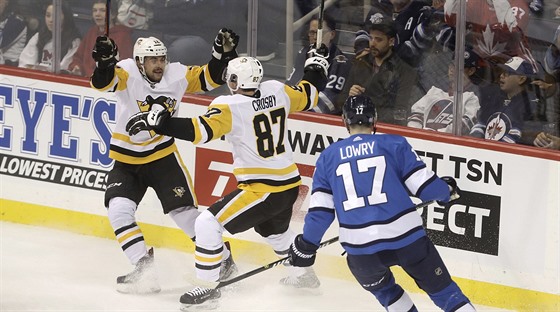 Dominik Simon se raduje z trefy Sidneyho Crosbyho v zápase proti Winnipegu.