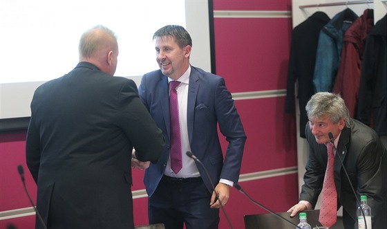 Pavel Pacal p�ijímá gratulace. Od úterka je nejen nám�stkem hejtmana, navíc...