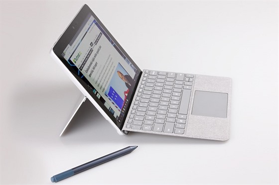 Surface Go s klávesnicí Surface Go Type Cover a stylusem Surface Pen. Nejmenší a nejlevnější počítač od Microsoftu.