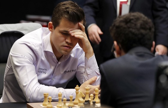 Carlsen je lídrem MS v rapid šachu, porazil i Lázničku - iDNES.cz