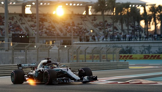 Britský jezdec Lewis Hamilton jede kvalifikaci v Abú Zabí Formule 1