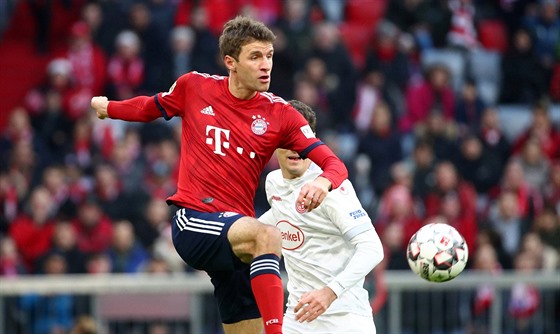 Thomas Müller z Bayernu Mnichov kope do míe.