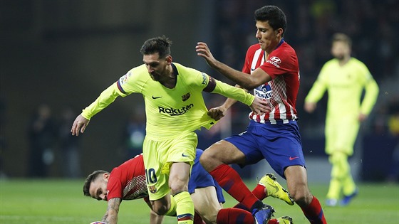 Lionel Messi z Barcelony vede mí kolem protihrá z Atletica Madrid.