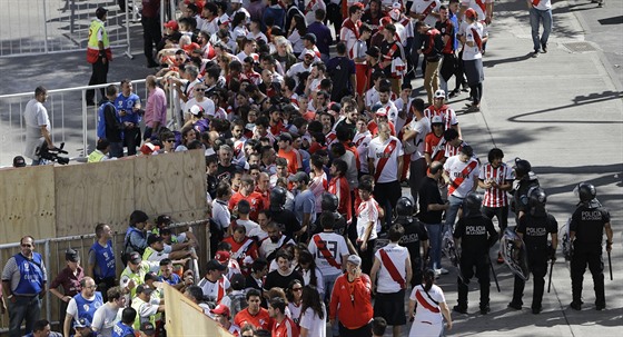 Fanouky argentinských River Plate hlídá policie.