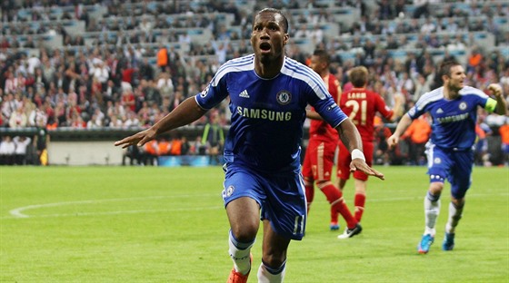 Didier Drogba v dresu Chelsea slaví gól ve finále Ligy mistr 2012 s Bayernem...