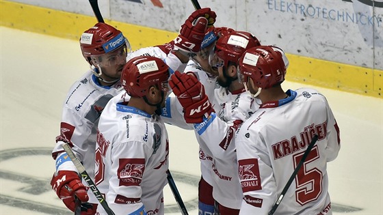 Lukáš Krajíček (vpravo) se raduje s třineckými spoluhráči z gólu v duelu s...