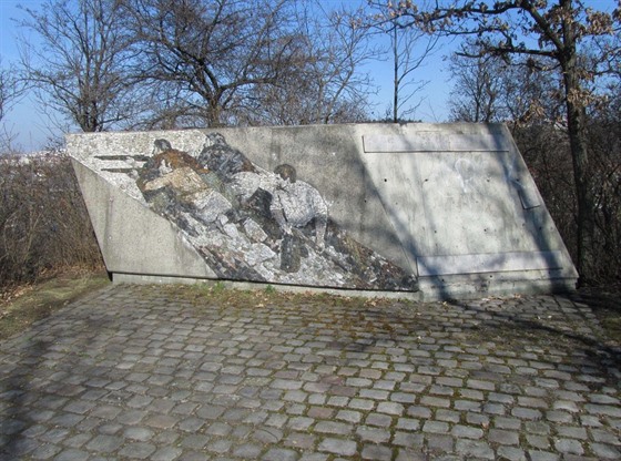 Z válečného pomníku obětem bojů s nacistickými vojsky zbyla jen mozaika....