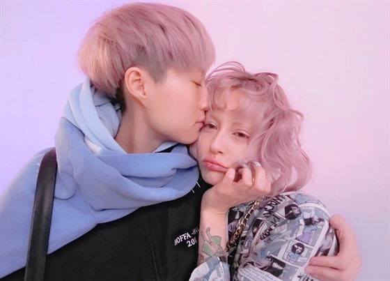 Dcera herce a re�iséra Jackieho Chana, Etta Ng Chok Lam (vlevo) s p�ítelkyní,...