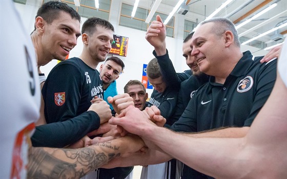 Královéhradetí basketbalisté a jejich trenér Lubomír Peterka (vpravo) oslavují...