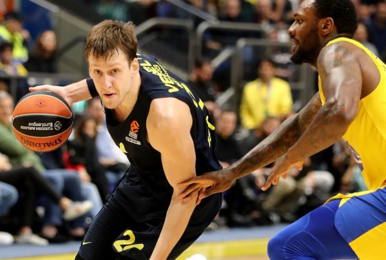 Jan Veselý (vlevo) z Fenerbahce obchází Tarika Blacka z Maccabi Tel Aviv.