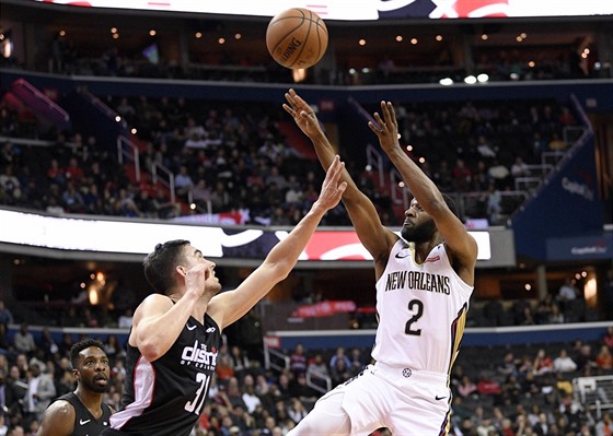 Ian Clark (2) z New Orleans stílí na ko  Washingtonu, brání ho Tomá...