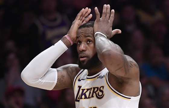 LeBron James z LA Lakers se diví, jak mu mohl být odpískán faul.