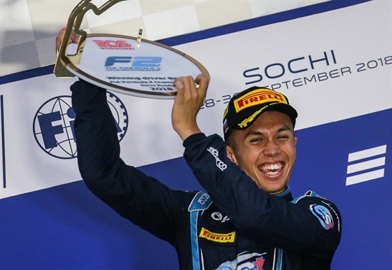 Alexander Albon slaví úspch ve formuli 2.