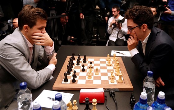 Magnus Carlsen (vlevo) a Fabiano Caruana bojují o titul achového mistra svta.