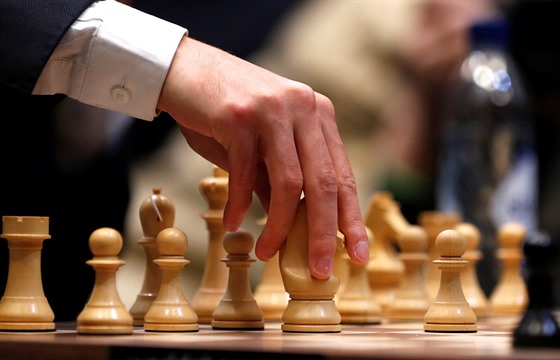 Fabiano Caruana táhne během souboje o šachového mistra světa.
