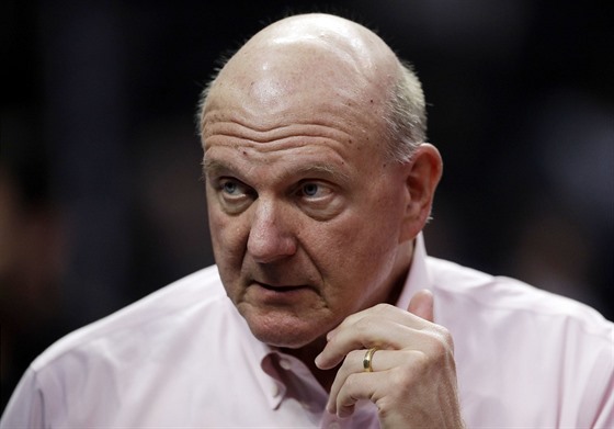 Steve Ballmer, majitel LA Clippers, sleduje zápas s Phoenixem.