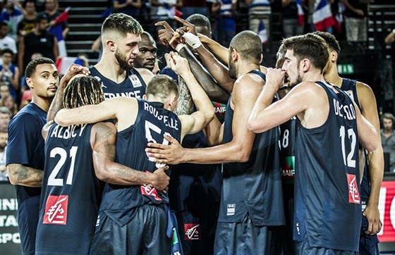 Francouzští basketbalisté oslavují triumf nad Finskem.