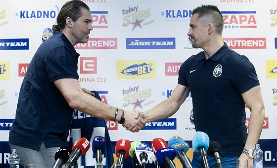 Jaromír Jágr (vlevo) a Tomáš Plekanec na tiskové konferenci prvoligového Kladna