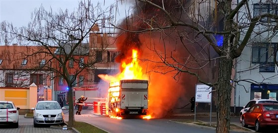 Plameny zcela zniily dodávku u obchodního centra v Plzni. Podle hasi je na...