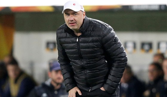 Slávistický trenér Jindich Trpiovský pozoruje hru v utkání na hiti Bordeaux.