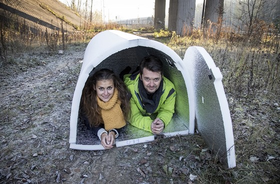 Pavla Kleková a Manu Chilaud dokazují, e do bezdomoveckého iglú se vejdou i...