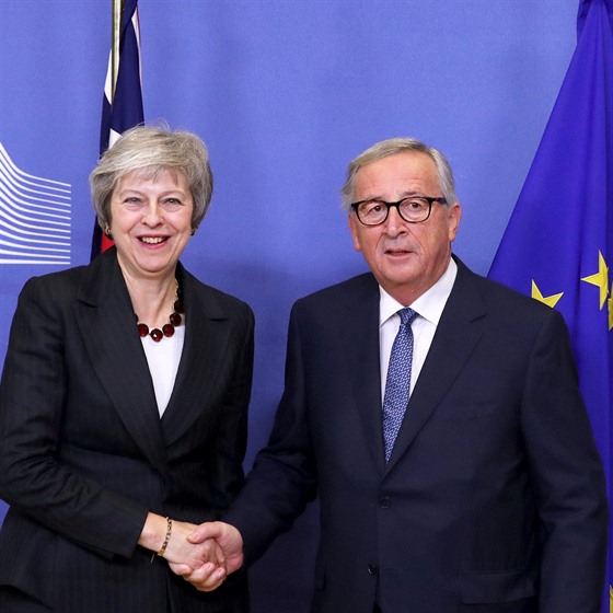 Pedseda Evropské komise Jean-Claude Juncker a britská premiérka Theresa...