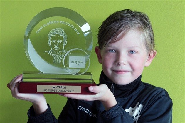 Desetiletý hokejista Jan Terla z Karlových Var dostal cenu Oldicha Machae za...