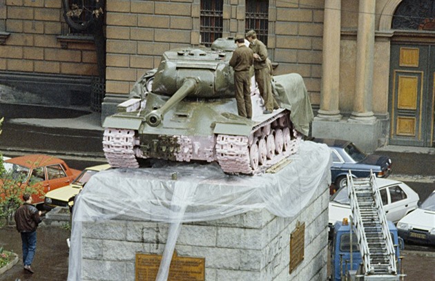 Komunisti hrozili rudými hvězdami, Rusko poslalo nótu. Kde skončil růžový tank?