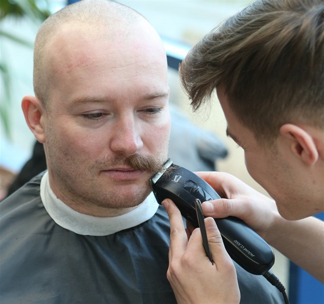 V novomstské nemocnici si v rámci akce Movember nechalo kníry oholit na sedm...