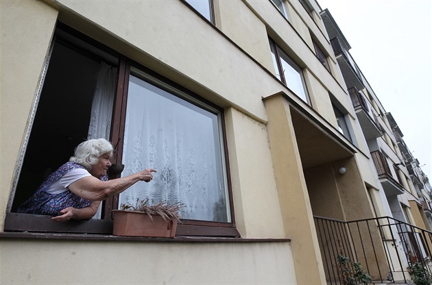 Obyvatelm dínského paneláku se nelíbí opatení nového vlastníka domu.