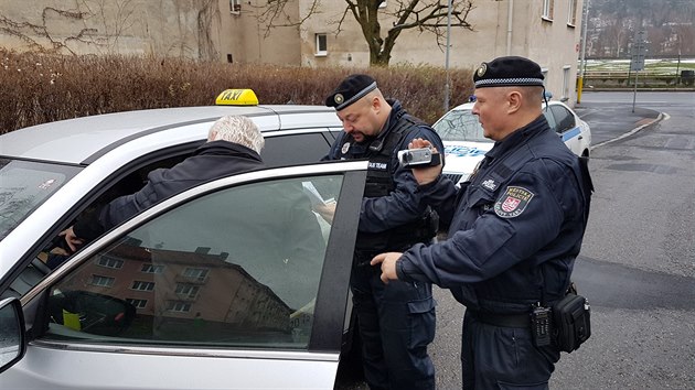Stráníci kontrolovali v Karlových Varech taxikáe.