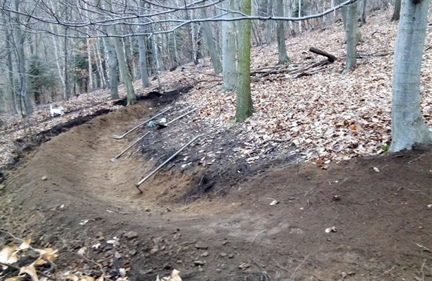 Bikei si u Telnice vybudovali sjezdové trasy s klopenými zatákami i skokánky...