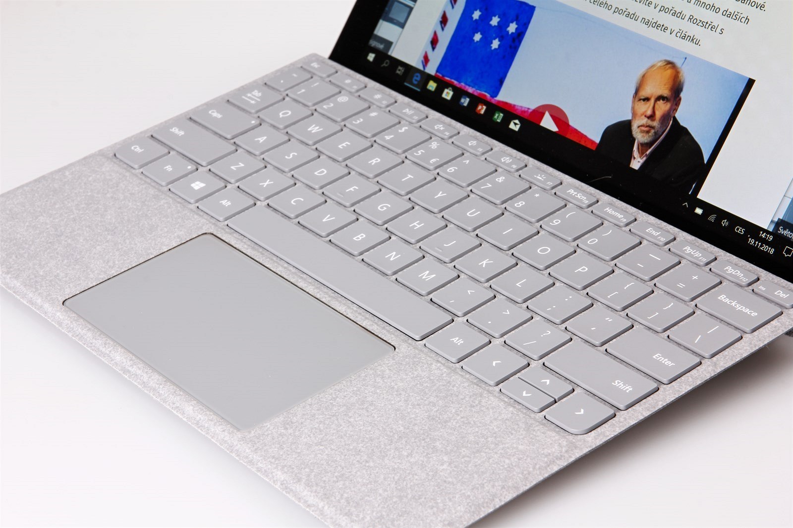 Nejlevnější počítač od Microsoftu má své kvality, ale není pro každého