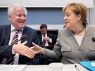 Ministr vnitra Horst Seehofer se zdraví s kanclékou Angelou Merkelovou....