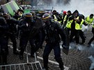 Demonstranti ve lutých vestách se navzdory zákazu seli na hlavní paíské...