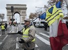 Demonstranti ve lutých vestách se navzdory zákazu seli na hlavní paíské...