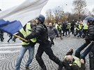 Demonstranti ve lutých vestách se navzdory zákazu seli na hlavní paíské...