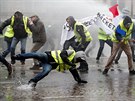 Demonstranti ve žlutých vestách se navzdory zákazu sešli na hlavní pařížské...